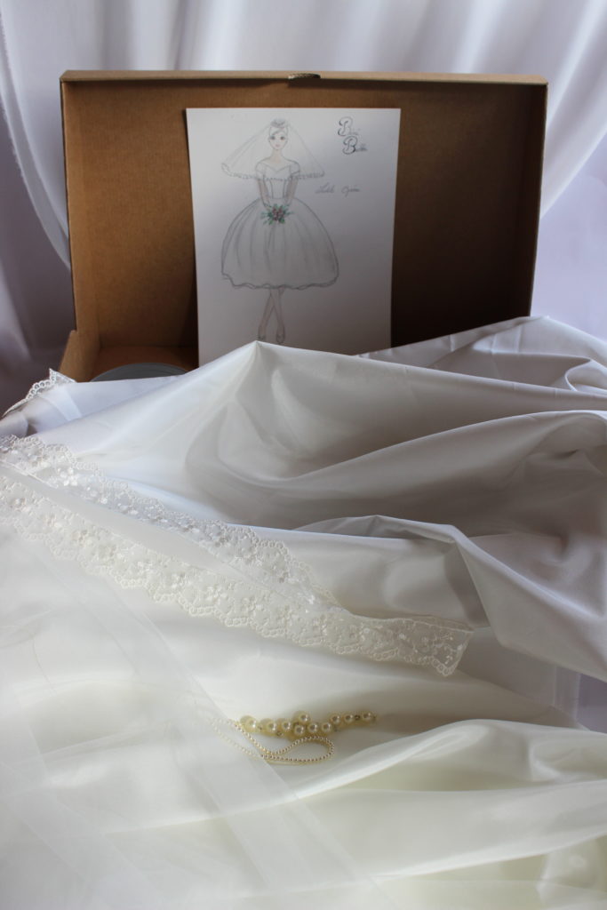 BOX ETOILE Robe de Mariée de la collection Béné Bulles à faire soi même ou à faire réaliser par votre couturière.
Votre BOX contient le patron, les tissus
la mercerie et les accessoires pour la réaliser.